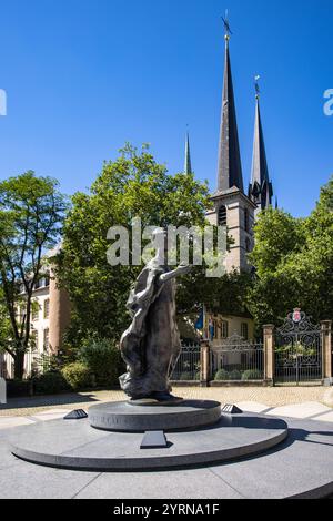 Statue der Großherzogin Charlotte auf dem Place de Clairefontaine mit Kathedrale Notre-Dame dahinter, Luxemburg, Europa Stockfoto