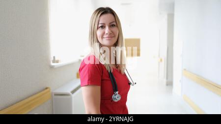 Ärztin lächelt, Klinikkorridor, Nahaufnahme Stockfoto