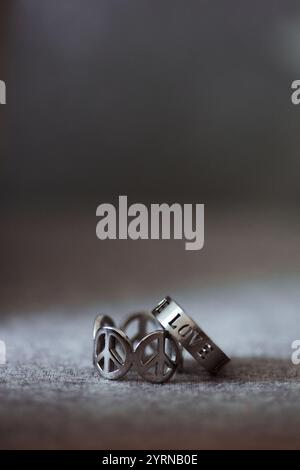 Ringe, Frieden, Liebe, Silber Stockfoto
