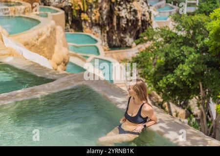 Weibliche Touristen in den heißen Quellen von Grutas Tolantongo, Mexiko. Abenteuer, Entspannung und natürliches Wellness-Konzept Stockfoto