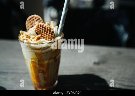 Niederlande, Kaffee, Eiskaffee, Sirup Waffeln, Sahne, Karamell, Stroh Stockfoto