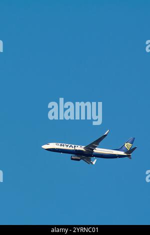 Marseille, Frankreich - 4. Dezember 2024: Ein Ryanair-Verkehrsjet wurde während des Fluges gegen einen klaren blauen Himmel gefangen. Das Fahrwerk des Flugzeugs ist eingefahren Stockfoto