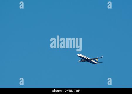 Marseille, Frankreich - 04. Dezember 2024: Das Bild zeigt ein Ryanair-Flugzeug, das sanft durch einen klaren blauen Himmel fährt. Das Logo des Flugzeugs ist sichtbar, Stockfoto