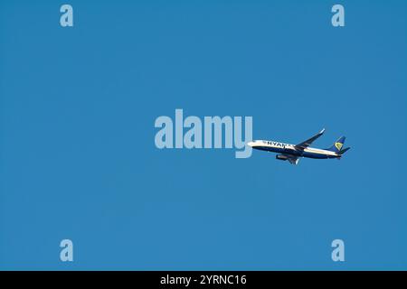 Marseille, Frankreich - 04. Dezember 2024: Ein Ryanair-Flugzeug, das hoch über dem Flugzeug mit eingefahrenem Fahrwerk fliegt. Der klare blaue Himmel dient als perfektes Ba Stockfoto