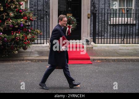 London, Großbritannien. Dezember 2024 Darren Jones Chief Secretary to the Treasury verlässt die Downing Street 10 vor der Ankunft des Emirs von Katar Scheich Tamim bin Hamad Al Thani , der Premierminister Keir Starmer zu bilateralen Gesprächen treffen wird . Der Emir von Katar beendet seinen zweitägigen Staatsbesuch in Großbritannien ..Credit.Amer Ghazzal/Alamy Live News Stockfoto