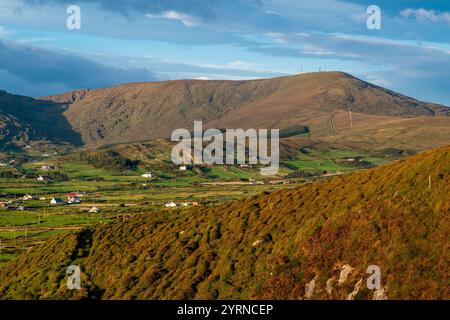 Blick in Richtung Knockoura, einem Berg in der Slieve Mishish Range von Bearnas Gap, Allihies, Beara Peninsula, County Cork Stockfoto