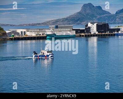 Bodo, Norwegen - 18. Juni 2024: Ein GMV-Dienstboot überquert den Hafen von Bodo in Norwegen. An einem sonnigen, ruhigen Tag. Die Aqua Lady, ein Frachtschiff, A Stockfoto