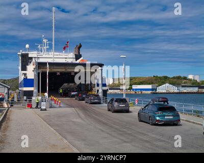 Bodo, Norwegen - 18. Juni 2024: In Bodo in Norwegen gehen Autos an Bord des Bodo Ro-Ro Passagierschiffs. Stockfoto