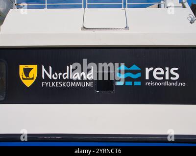 Bodo, Norwegen - 18. Juni 2024: Branding von Nordland Fylkeskommune (Nordland County Council) und Reis Nordland, der Marke, die die Kommunalbehörde für p Stockfoto