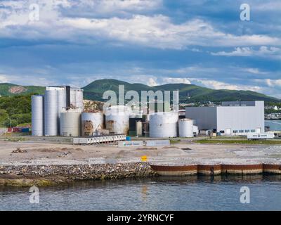 Bodo, Norwegen - 18. Juni 2024: Lagertanks am Standort von Pelagia Bodø Sildoljefabrikk in Bodo, Norwegen. Die Fabrik produziert Fischmehl, Fischöl, Liqu Stockfoto