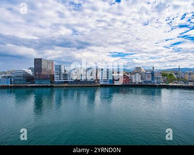 Bodo, Norwegen - 18. Juni 2024: Die Gebäude der Küstenstadt Bodo in Norwegen. Stockfoto