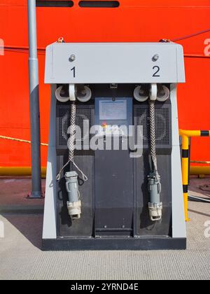 Bodo, Norwegen - 18. Juni 2024: Zwei Schiffsanschlüsse im Hafen von Bodo in Norwegen. Stockfoto