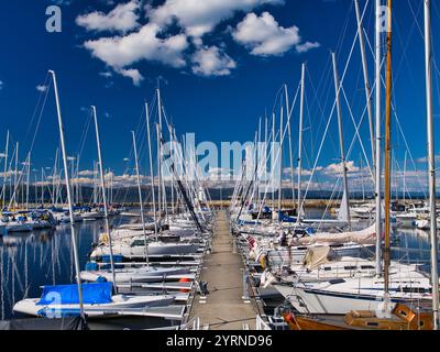 Trondheim, Norwegen - 15. Juni 2024: Zwei Linien von Freizeitsegelbooten an einem Pier im Brattorbassenget-Gästehafen in Tronheim, Norwegen. Ta Stockfoto