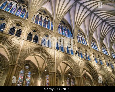 Trondheim, Norwegen - 16. Juni 2024: Das Innere der Nidaros-Kathedrale in Trondheim, Norwegen. Sein Stil ist überwiegend gotisch, obwohl er auch inkorporiert ist Stockfoto