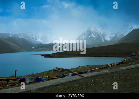 Gurudongmar Lake, einer der höchsten Seen der Welt und Indien, 17.800 m, Sikkim, Indien. Gilt als heilig für Buddhisten, Sikhs und Hindus. Stockfoto