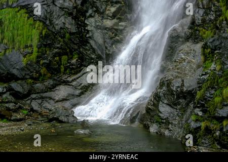 Naga Falls ist ein wunderschöner Wasserfall in der Nähe von Lachung in Nord-Sikkim, Indien. Gelegen an der Gangtok-Chungthang Road, einem der großen Wasserfälle. Stockfoto