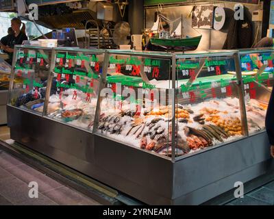 Kopenhagen, Dänemark - 10. Juni 2024: Kopenhagen, Dänemark - 10. Juni 2024: Ein gut sortierter Frischfischstand auf dem Torvehallerne-Markt in Kopenhagen, den Stockfoto