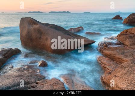 Felsformationen auf der Côte de Granit Rose, Bretagne, Frankreich. Stockfoto