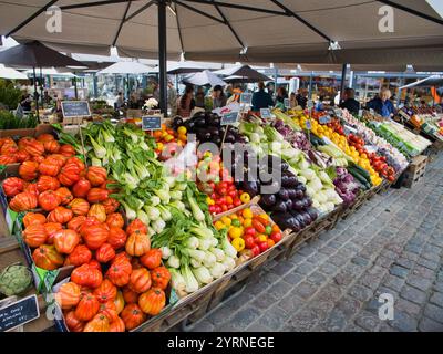 Kopenhagen, Dänemark - 10. Juni 2024: Ein farbenfroher, gut sortierter Obst- und Gemüsestand auf dem Torvehallerne-Markt in Kopenhagen, Dänemark. Stockfoto