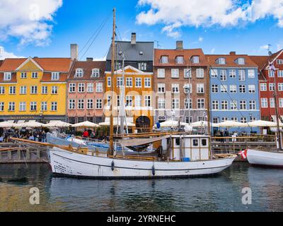 Kopenhagen, Dänemark - 10. Juni 2024: Segelboote und farbenfrohe Häuser in Nyhavn - New Harbour - in Kopenhagen, Dänemark. Die Gebäude in Nyhavn stammen aus Stockfoto