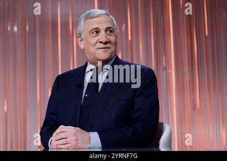 Roma, Italien. Dezember 2024. IL Ministro degli Esteri Antonio Tajani trotz della trasmissione cinque minuti &#x2014; Roma, Italia - Mercoled&#xec;, 4 Dicembre 2024 (Foto Cecilia Fabiano/LaPresse) Außenminister Antonio Tajani Gast im fünfminütigen Programm &#x2014; Rom, Italien - Mittwoch, 4. Dezember 2024 (Foto Cecilia Fabiano/LaPresse) Credit: LaPresse/Alamy Live News Stockfoto