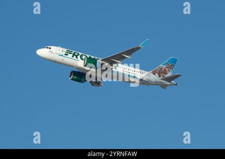 Loa Angeles, Kalifornien, Vereinigte Staaten - 1. Dezember 2024: Airbus A320, von Frontier Airlines betrieben, Eintragungszeichen N376FR, Start für Stockfoto