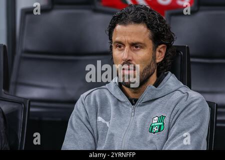 Fabio Grosso Head Coach von US Sassuolo sieht sich beim Coppa Italia 2024/25 Fußballspiel zwischen AC Milan und US Sassuolo im San Siro Stadion an. ENDERGEBNIS; AC Milan 6: 1 US Sassuolo. Stockfoto