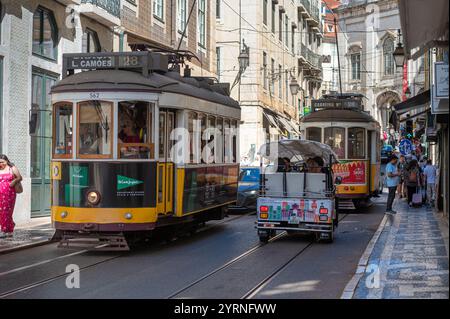 Lissabon, Portugal - 8. September 2024: Die Straßenbahn 28 ist vielleicht die beliebteste und bekannteste Straßenbahnlinie in Lissabon Stockfoto