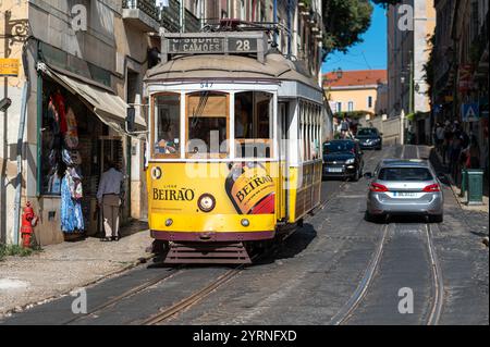 Lissabon, Portugal - 8. September 2024: Die Straßenbahn 28 ist vielleicht die beliebteste und bekannteste Straßenbahnlinie in Lissabon Stockfoto