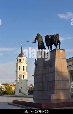 Gediminas-Denkmal (Großherzog von Litauen, 1275-1341) auf dem Domplatz, Vilnius, Litauen, Europa Stockfoto