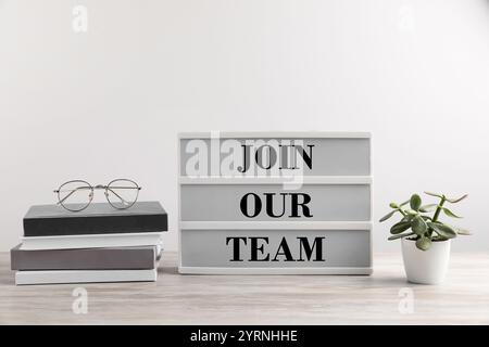 Brieftafel mit Text, Bücher, Gläser und Zimmerpflanzen auf Holztisch. Personalabteilung Stockfoto