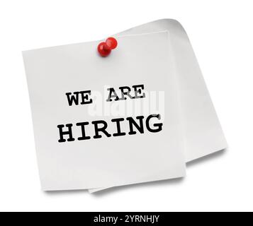 Papiernotiz mit Text We are Hiring auf weißem Hintergrund. Personalabteilung Stockfoto