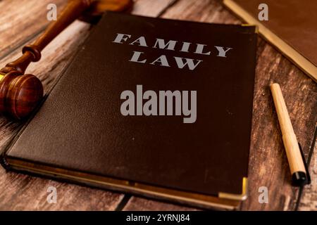 Familiengesetzbuch, Hammer und Stift auf einem Holztisch. Rechtsbegriff. Stockfoto