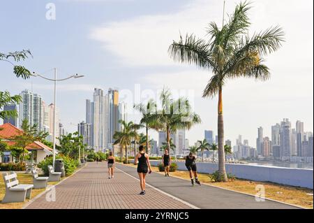 Cinta Costera oder Malecon, eine neue Straße und Promenade, die auf zurückgewonnenem Land aus der Bucht von Panama, Panama-Stadt, Republik Panama, Mittelamerika gebaut wurde Stockfoto