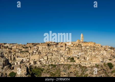 Die Sassi di Matera aus dem Park Murgia Materana (Parco della Murgia Materana), Matera, Basilicata, Italien. Stockfoto