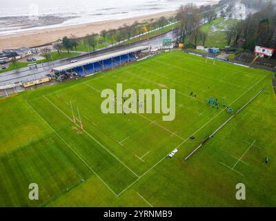 Aus der Vogelperspektive auf den Rugby- und Cricketplatz von St. Helens in Swansea an einem nassen Nachmittag vor einem Swansea RFC-Spiel Stockfoto