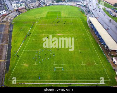 Aus der Vogelperspektive auf den Rugby- und Cricketplatz von St. Helens in Swansea an einem nassen Nachmittag vor einem Swansea RFC-Spiel Stockfoto