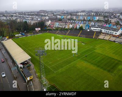 Aus der Vogelperspektive auf den Rugby- und Cricketplatz von St. Helens in Swansea an einem nassen Nachmittag vor einem Swansea RFC-Spiel Stockfoto