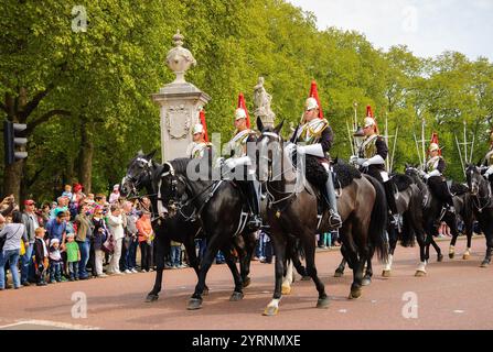 LONDON, ENGLAND, Großbritannien - 5. MAI 2014: Royal Guards während der traditionellen Wachwechsel-Zeremonie in der Nähe des Buckingham Palace. Stockfoto
