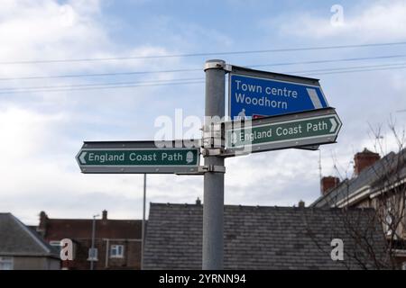 Schilder für Englands Coast Path in Newbiggin-by-the-Sea in Northumberland. Stockfoto