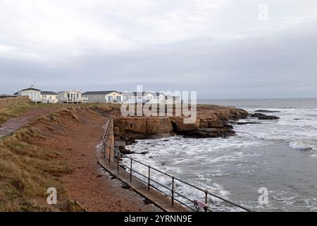 Die Mauer am Church Point in Newbiggin-by-the-Sea, Northumberland, England. Die Mauer wird vom Meer erodiert. Stockfoto