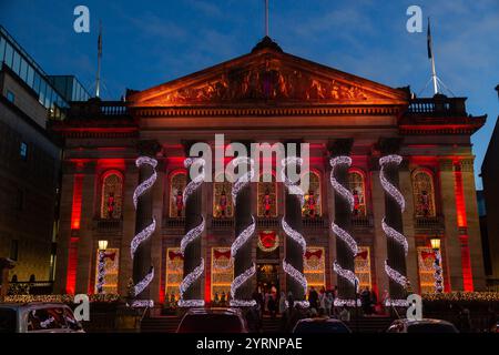 Ein Blick auf die Christamsdekoration des Restaurants The Dome in der George Street, Edinburgh Stockfoto