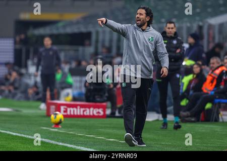 Mailand, Italien. Dezember 2024. Fabio Grosso Head Coach von US Sassuolo gibt während des Coppa Italia 2024/25 Fußballspiels zwischen AC Milan und US Sassuolo im San Siro Stadium Gesten. ENDERGEBNIS; AC Milan 6: 1 US Sassuolo. (Foto: Fabrizio Carabelli/SOPA Images/SIPA USA) Credit: SIPA USA/Alamy Live News Stockfoto