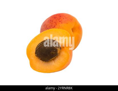 Aprikosenfrüchte isoliert auf weißem Hintergrund. Reife frische und gelbe Aprikosenfrüchte. Stockfoto