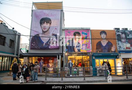 BTS Jins Geburtstag, 4. Dezember 2024 : Cafés, die anlässlich des Geburtstages von BTS-Mitglied Jin in Seoul, Südkorea, dekoriert wurden. Jin wurde am 4. Dezember 32. Quelle: Lee Jae-won/AFLO/Alamy Live News Stockfoto