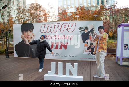 BTS Jins Geburtstag, 4. Dezember 2024: Eine temporäre Fotozone, die von den Fans des BTS-Mitglieds Jin installiert wurde, um seinen Geburtstag in Seoul, Südkorea, zu feiern. Jin wurde am 4. Dezember 32. Quelle: Lee Jae-won/AFLO/Alamy Live News Stockfoto