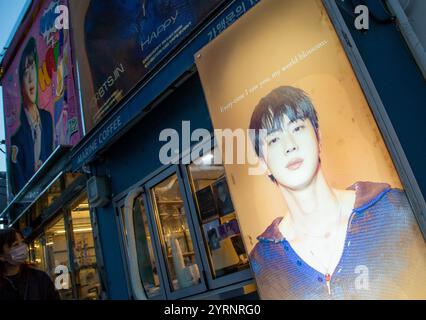 BTS Jins Geburtstag, 4. Dezember 2024 : Ein Café, das anlässlich des Geburtstages von BTS-Mitglied Jin in Seoul, Südkorea, dekoriert wurde. Jin wurde am 4. Dezember 32. Quelle: Lee Jae-won/AFLO/Alamy Live News Stockfoto