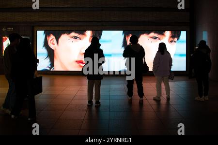 BTS Jins Geburtstag, 4. Dezember 2024 : Eine Geburtstagsanzeige, die von den Fans des BTS-Mitglieds Jin organisiert wurde, um seinen Geburtstag zu feiern, wird an einem Bahnhof in Seoul, Südkorea, gesehen. Das K-Pop-Idol wurde am 4. Dezember 32. Quelle: Lee Jae-won/AFLO/Alamy Live News Stockfoto