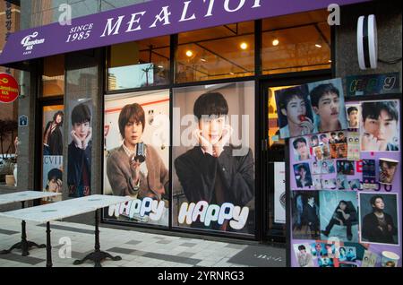 BTS Jins Geburtstag, 4. Dezember 2024 : Ein Café, das anlässlich des Geburtstages von BTS-Mitglied Jin in Seoul, Südkorea, dekoriert wurde. Jin wurde am 4. Dezember 32. Quelle: Lee Jae-won/AFLO/Alamy Live News Stockfoto