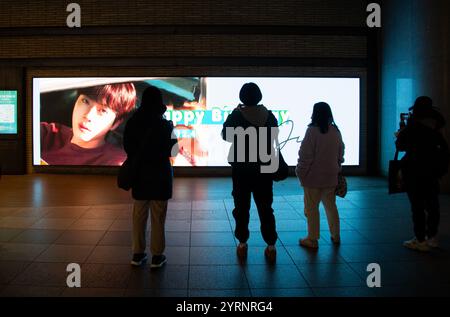 BTS Jins Geburtstag, 4. Dezember 2024 : Eine Geburtstagsanzeige, die von den Fans des BTS-Mitglieds Jin organisiert wurde, um seinen Geburtstag zu feiern, wird an einem Bahnhof in Seoul, Südkorea, gesehen. Das K-Pop-Idol wurde am 4. Dezember 32. Quelle: Lee Jae-won/AFLO/Alamy Live News Stockfoto